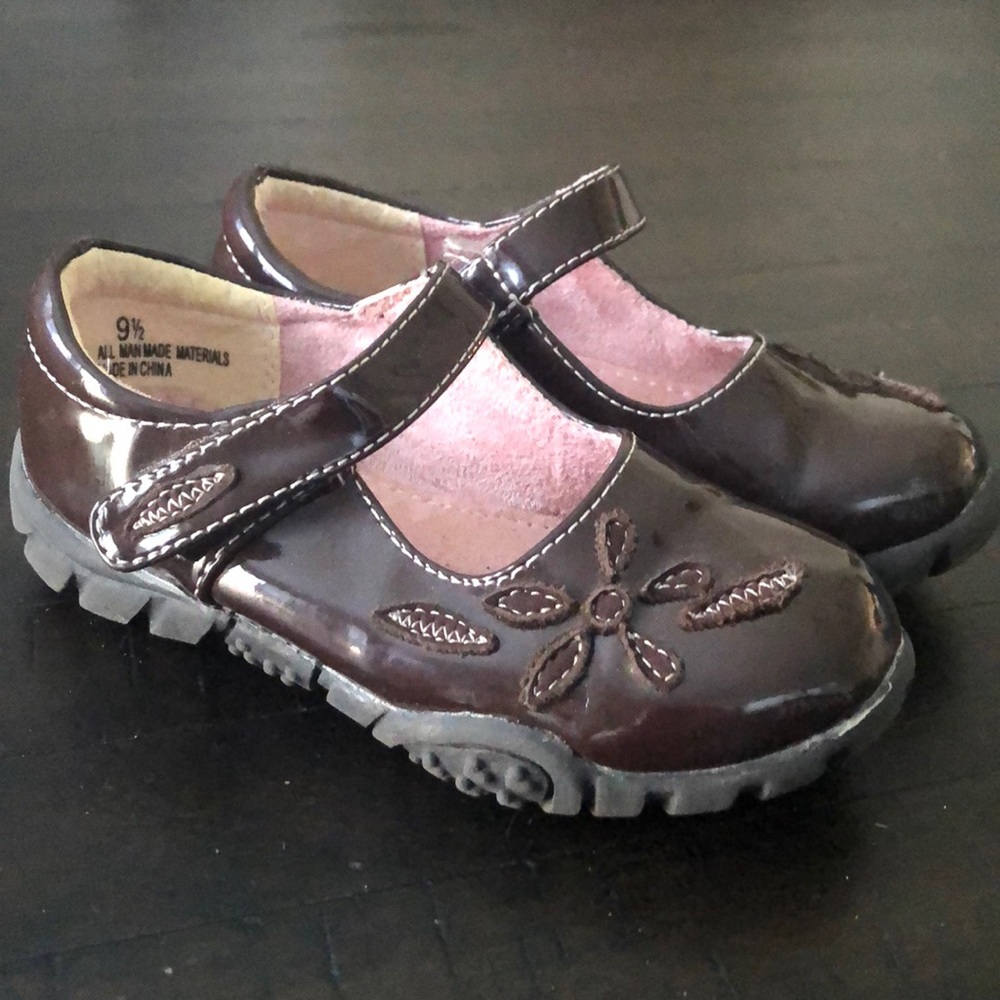 Like new girls brown patent shoes size 9.5